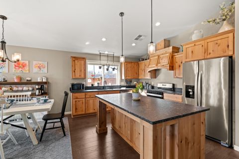 Tiny photo for 2035 SW Truman Way, Grants Pass, OR 97526 (MLS # 220216744)