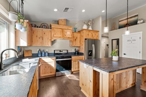 Tiny photo for 2035 SW Truman Way, Grants Pass, OR 97526 (MLS # 220216744)