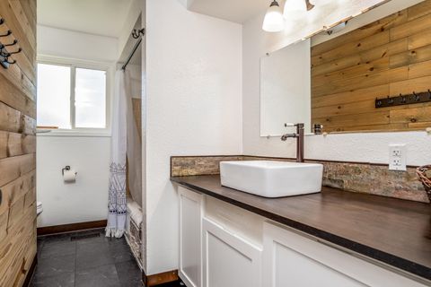 Tiny photo for 2372 E McAndrews Road, Medford, OR 97504 (MLS # 220219936)