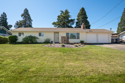 Photo of 2372 E McAndrews Road, Medford, OR 97504 (MLS # 220219936)