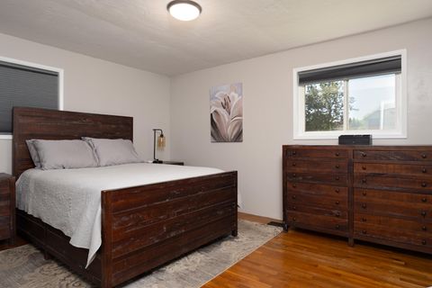 Tiny photo for 2372 E McAndrews Road, Medford, OR 97504 (MLS # 220219936)