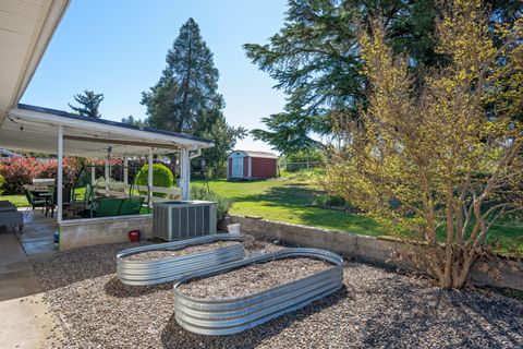 Tiny photo for 2372 E McAndrews Road, Medford, OR 97504 (MLS # 220219936)