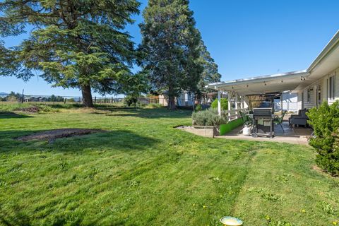 Tiny photo for 2372 E McAndrews Road, Medford, OR 97504 (MLS # 220219936)