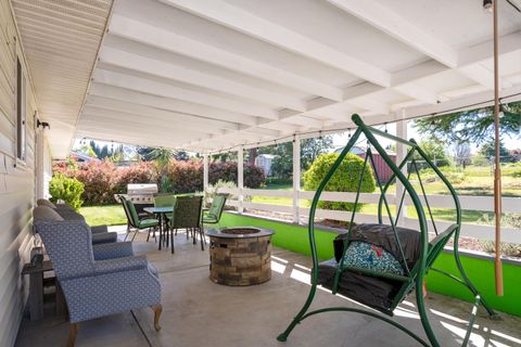 Tiny photo for 2372 E McAndrews Road, Medford, OR 97504 (MLS # 220219936)