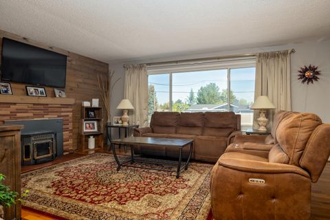 Tiny photo for 2372 E McAndrews Road, Medford, OR 97504 (MLS # 220219936)