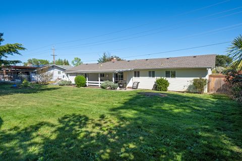 Tiny photo for 2372 E McAndrews Road, Medford, OR 97504 (MLS # 220219936)