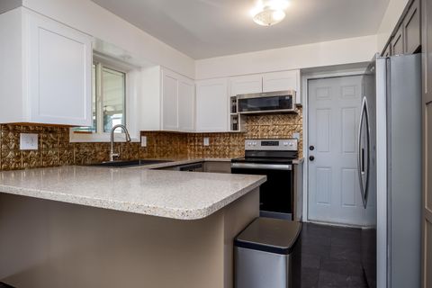 Tiny photo for 2372 E McAndrews Road, Medford, OR 97504 (MLS # 220219936)