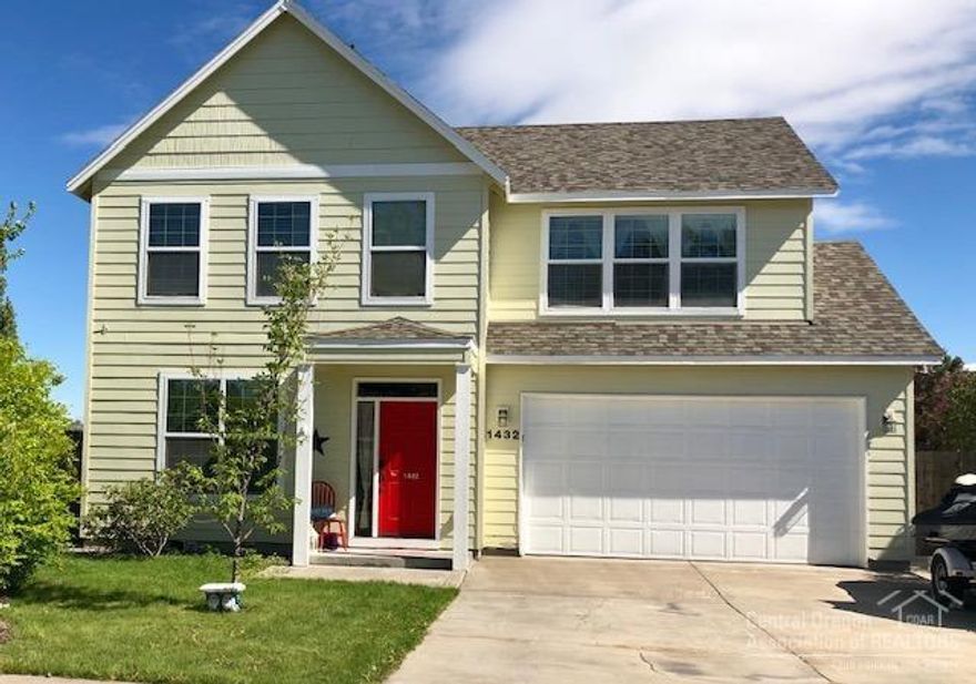 Located in NW Redmond Cul-de-sac and offering a .21 Acre lot is this well cared for 3 Bedroom 2.5 Bath home. Relax or entertain in this open concept living space, complete with gas fireplace, large windows, vaulted ceilings, and a fenced backyard with hot tub. Spacious Master Bedroom offers a large walk in closet and a private bathroom with double vanity. Additional features include Natural Gas Forced Air Heat and Laminate wood flooring throughout. Easy to see on short notice. Seller can close quickly.