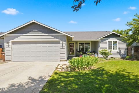 Tiny photo for 747 NE Black Bear Street, Prineville, OR 97754 (MLS # 220225142)