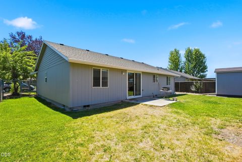 Tiny photo for 747 NE Black Bear Street, Prineville, OR 97754 (MLS # 220225142)