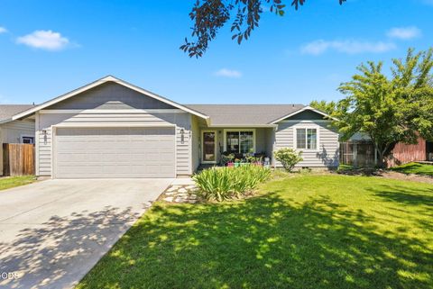 Photo of 747 NE Black Bear Street, Prineville, OR 97754 (MLS # 220225142)