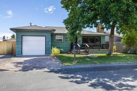 Photo of 1036 SW 13th Street, Redmond, OR 97756 (MLS # 220224280)