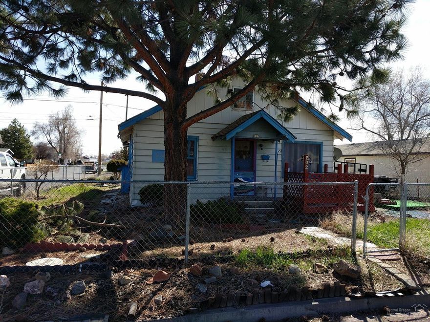 So many possibilities for this mid-town cottage. With some TLC, this could be a charming home in desirable area near all of the downtown activities. Or take advantage of all that property with C2 zoning will allow ... Work, Home or Play ...this one is in the middle of it all.