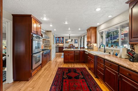 Tiny photo for 2820 David Lane, Medford, OR 97504 (MLS # 220211958)