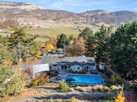 Tiny photo for 2820 David Lane, Medford, OR 97504 (MLS # 220211958)