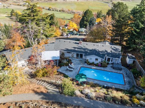 Photo of 2820 David Lane, Medford, OR 97504 (MLS # 220211958)