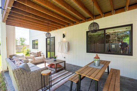 Tiny photo for 1168 NE Bonney Doon Lane, Grants Pass, OR 97526 (MLS # 220220208)