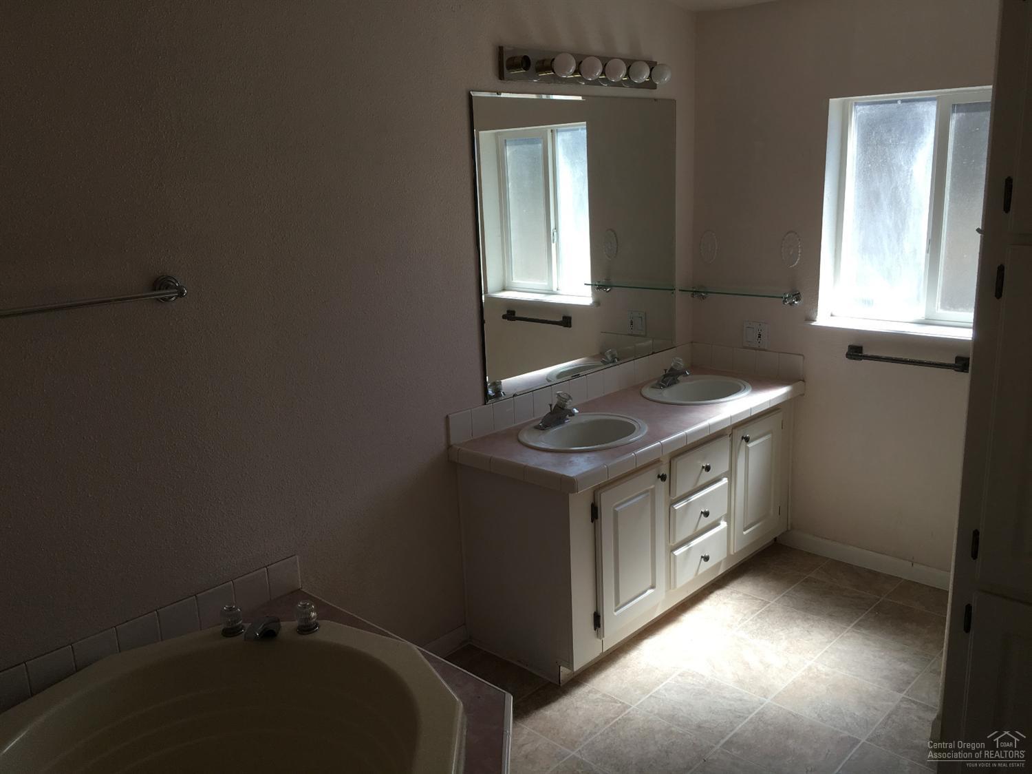 Forked Horn Estate - Residential