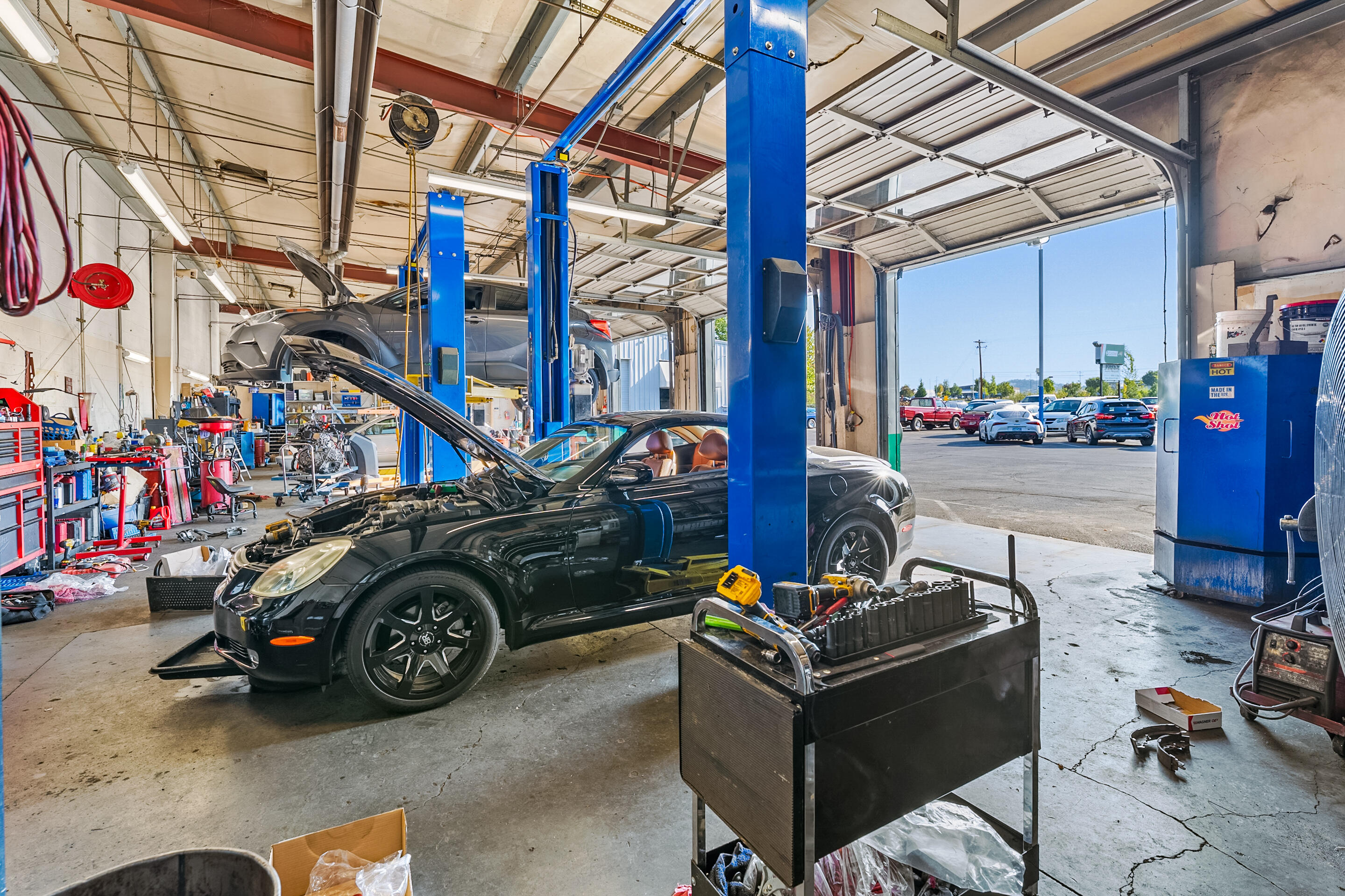 Main image without alt text