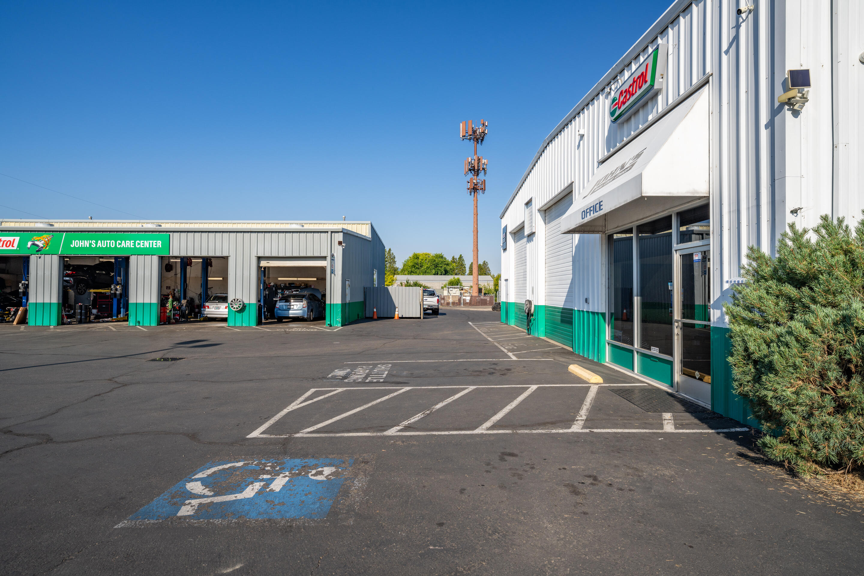 Main image without alt text