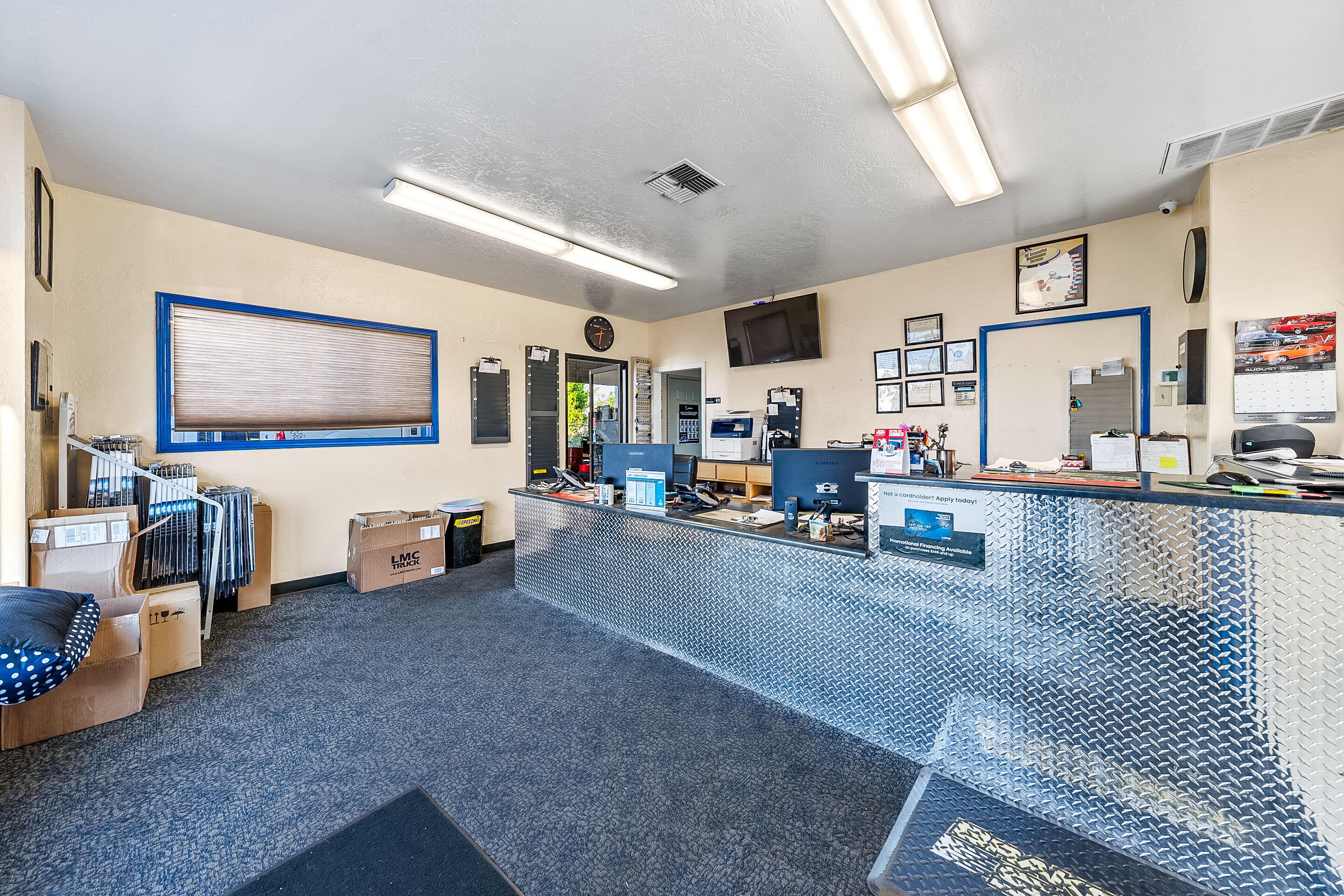 Main image without alt text