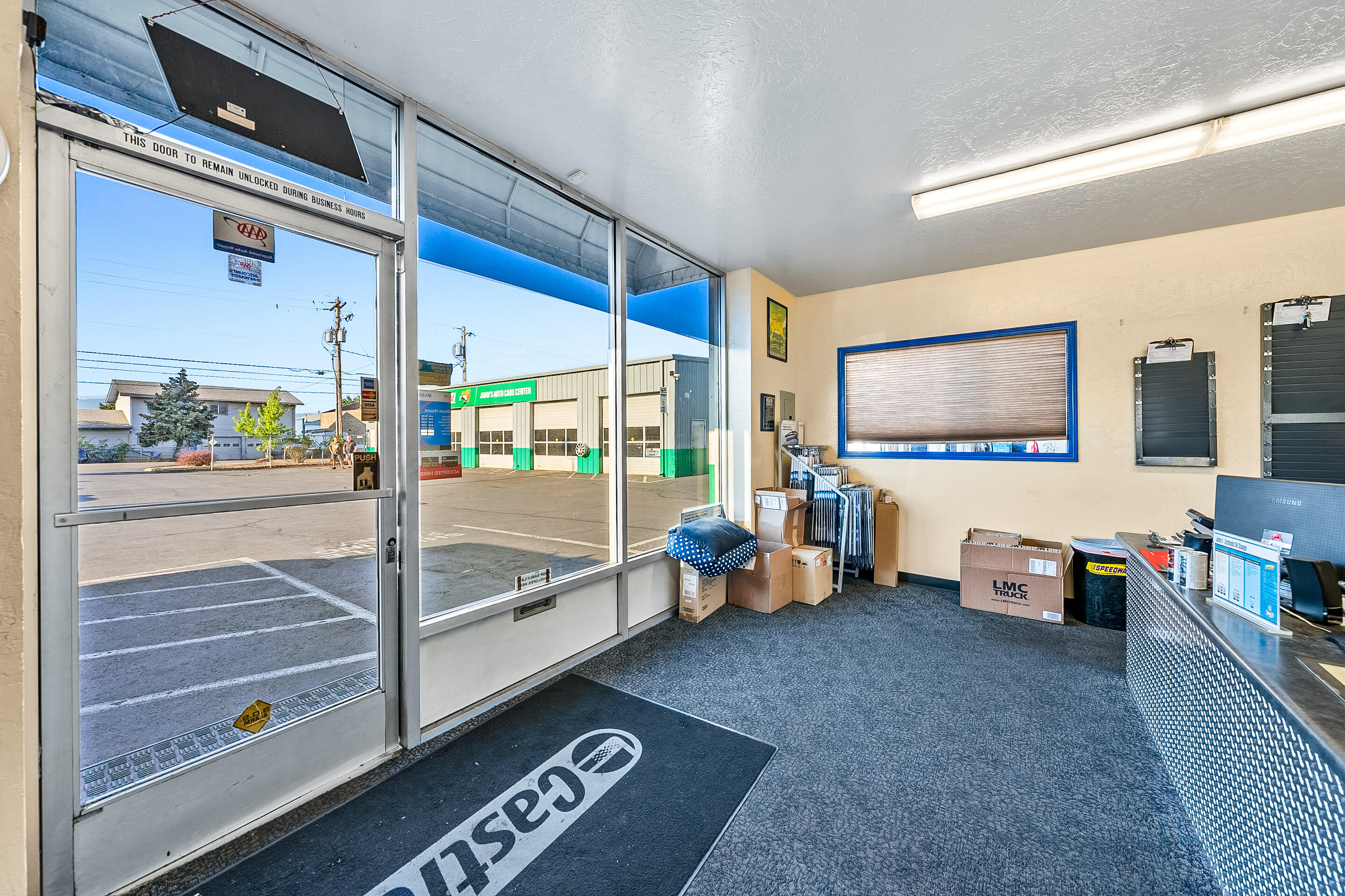 Main image without alt text