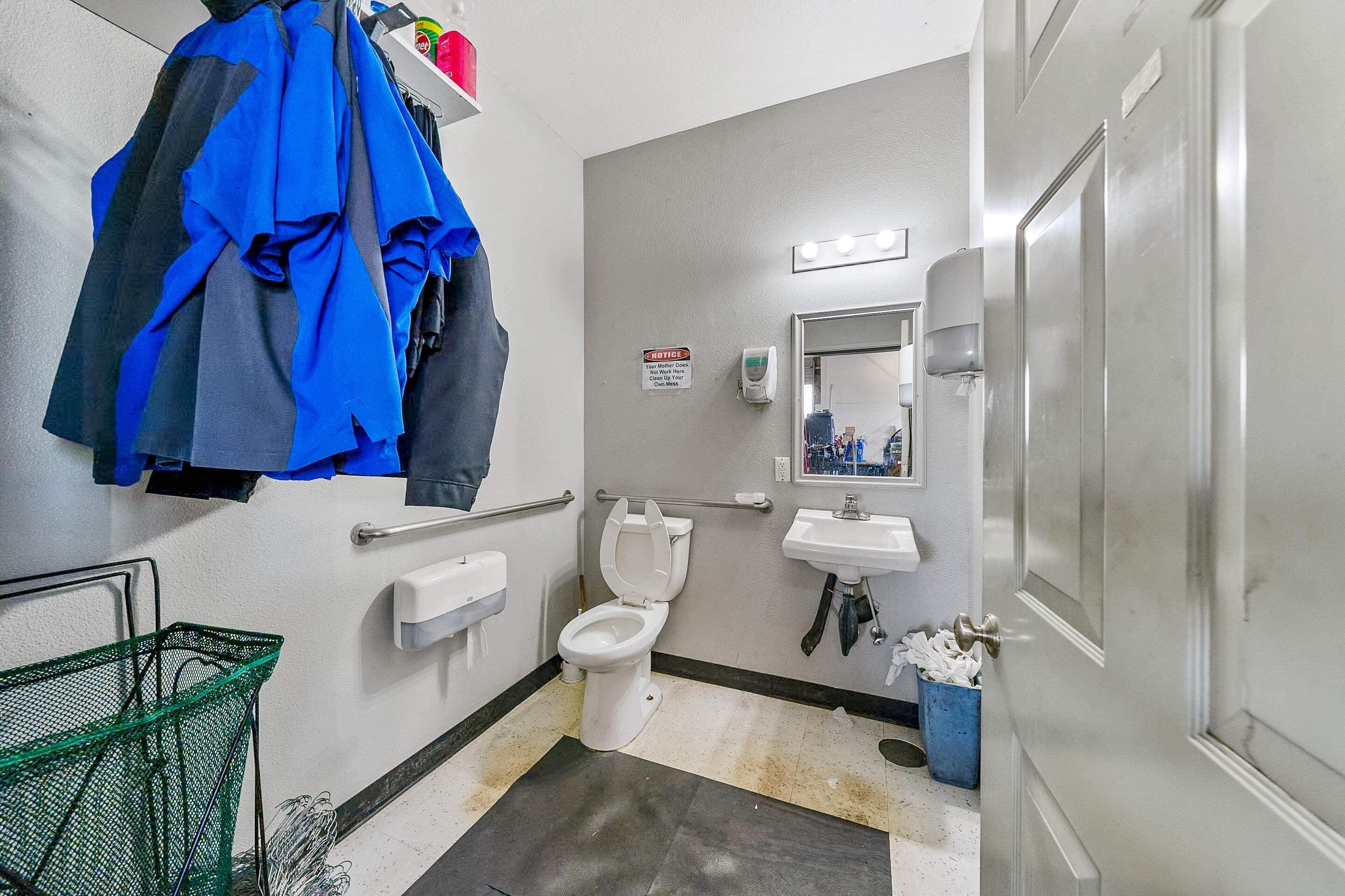 Main image without alt text