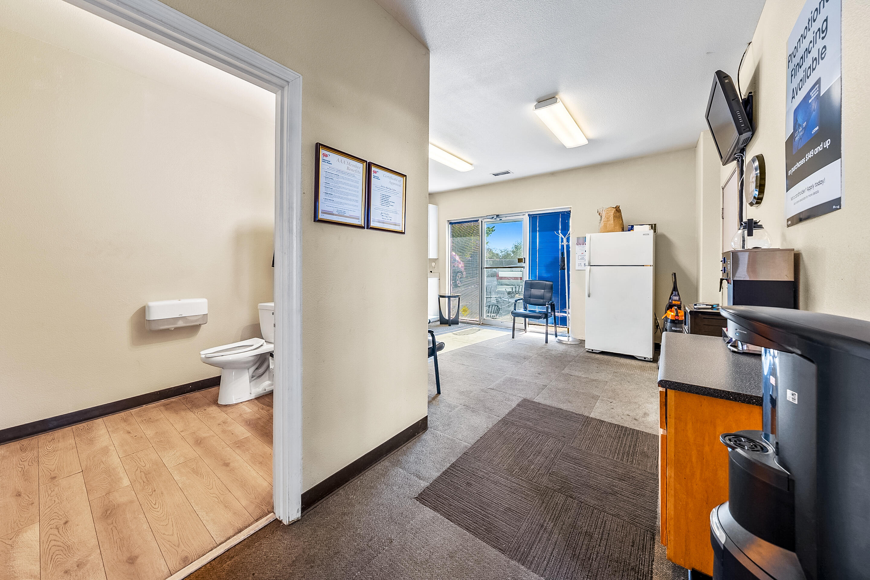 Main image without alt text