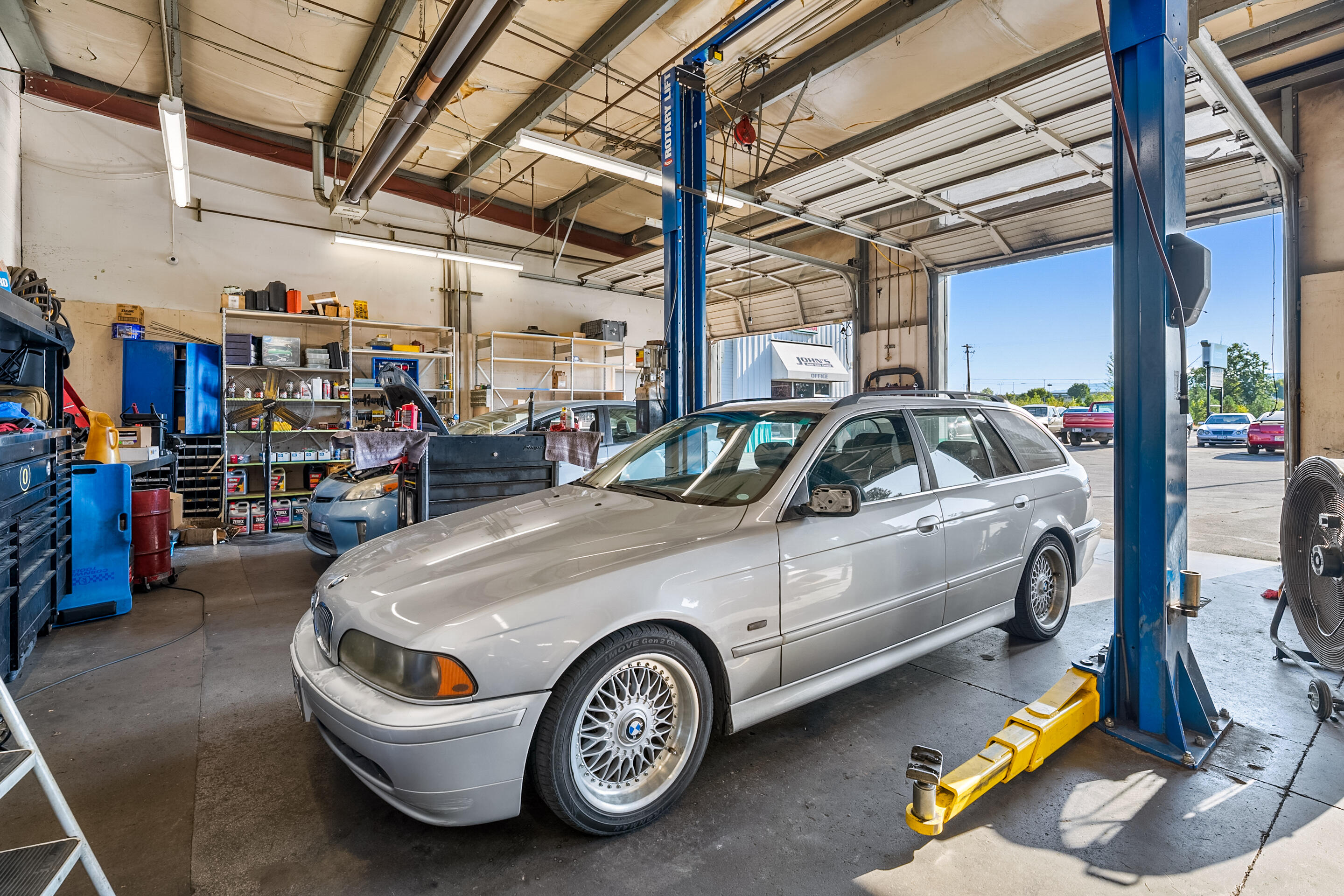 Main image without alt text