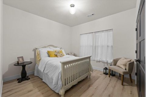 Tiny photo for 4765 Hathaway Drive, Medford, OR 97504 (MLS # 220211644)