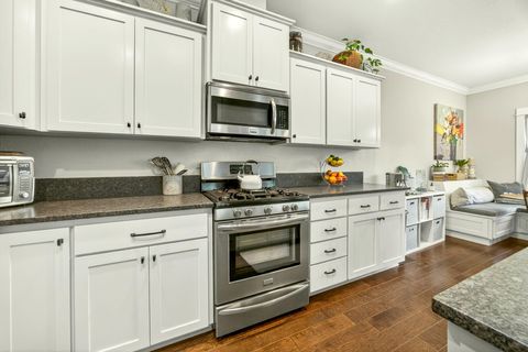 Tiny photo for 915 Hangman Way, Jacksonville, OR 97530 (MLS # 220219715)