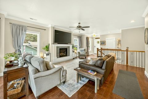 Tiny photo for 915 Hangman Way, Jacksonville, OR 97530 (MLS # 220219715)