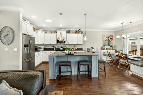 Tiny photo for 915 Hangman Way, Jacksonville, OR 97530 (MLS # 220219715)