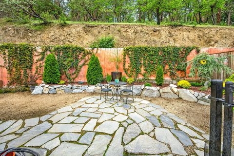 Tiny photo for 915 Hangman Way, Jacksonville, OR 97530 (MLS # 220219715)