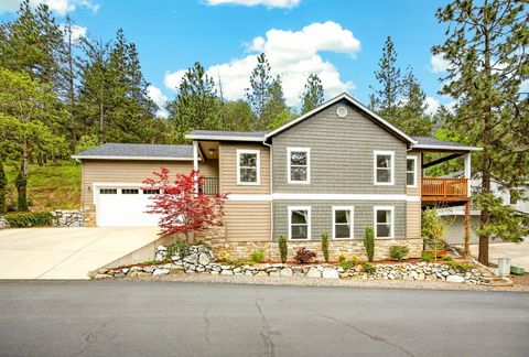 Photo of 915 Hangman Way, Jacksonville, OR 97530 (MLS # 220219715)