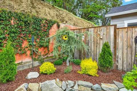 Tiny photo for 915 Hangman Way, Jacksonville, OR 97530 (MLS # 220219715)