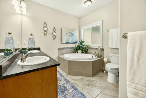 Tiny photo for 915 Hangman Way, Jacksonville, OR 97530 (MLS # 220219715)