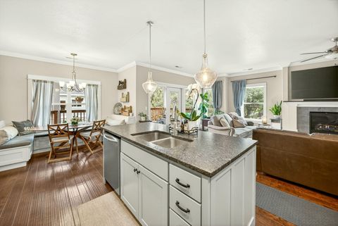 Tiny photo for 915 Hangman Way, Jacksonville, OR 97530 (MLS # 220219715)