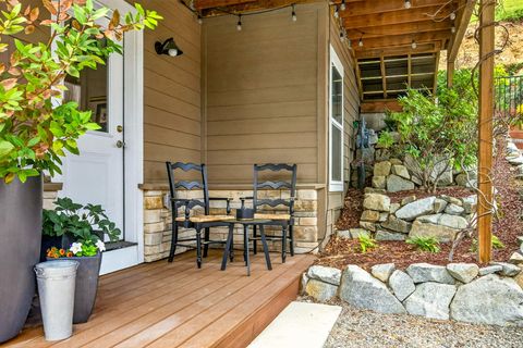 Tiny photo for 915 Hangman Way, Jacksonville, OR 97530 (MLS # 220219715)