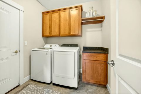 Tiny photo for 915 Hangman Way, Jacksonville, OR 97530 (MLS # 220219715)