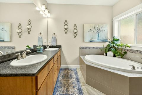 Tiny photo for 915 Hangman Way, Jacksonville, OR 97530 (MLS # 220219715)