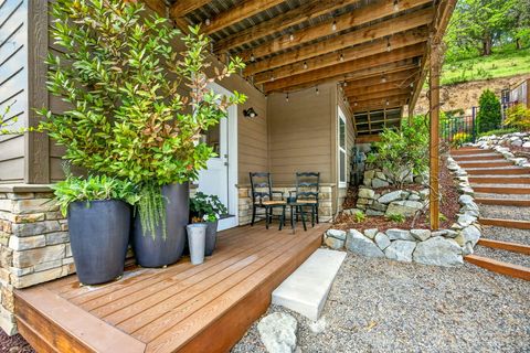 Tiny photo for 915 Hangman Way, Jacksonville, OR 97530 (MLS # 220219715)