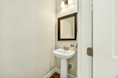 Tiny photo for 915 Hangman Way, Jacksonville, OR 97530 (MLS # 220219715)