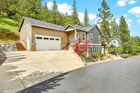 Tiny photo for 915 Hangman Way, Jacksonville, OR 97530 (MLS # 220219715)