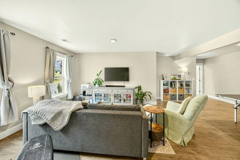 Tiny photo for 915 Hangman Way, Jacksonville, OR 97530 (MLS # 220219715)