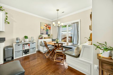 Tiny photo for 915 Hangman Way, Jacksonville, OR 97530 (MLS # 220219715)