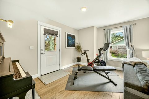 Tiny photo for 915 Hangman Way, Jacksonville, OR 97530 (MLS # 220219715)