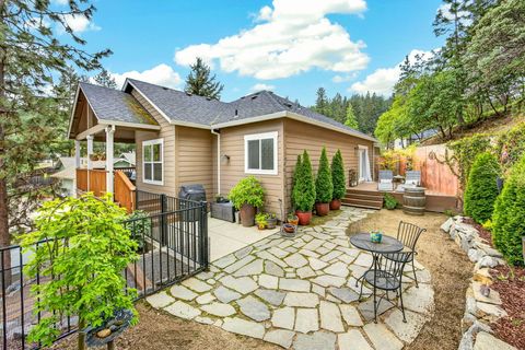 Tiny photo for 915 Hangman Way, Jacksonville, OR 97530 (MLS # 220219715)