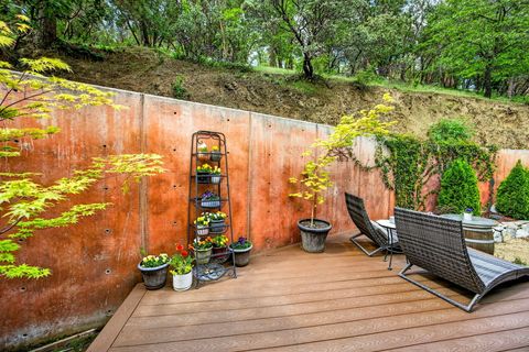 Tiny photo for 915 Hangman Way, Jacksonville, OR 97530 (MLS # 220219715)