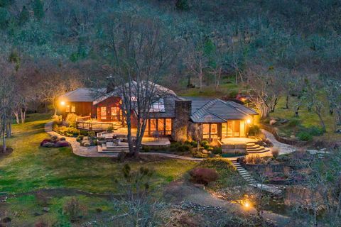 Photo of 178 Meadow Oaks Drive, Ashland, OR 97520 (MLS # 220215845)